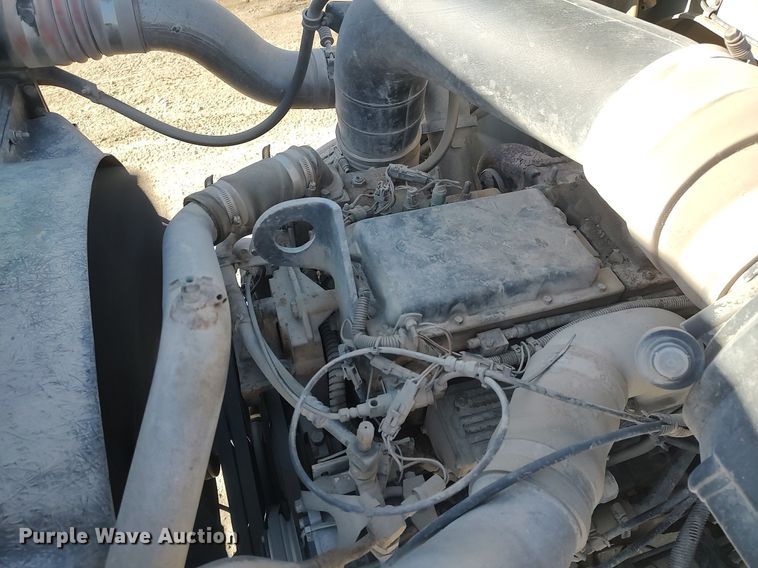 image for item DO3832 1994 International 8200  tank truck