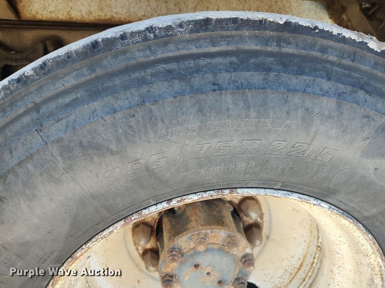 image for item DO3832 1994 International 8200  tank truck