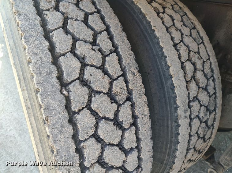 image for item DO3832 1994 International 8200  tank truck