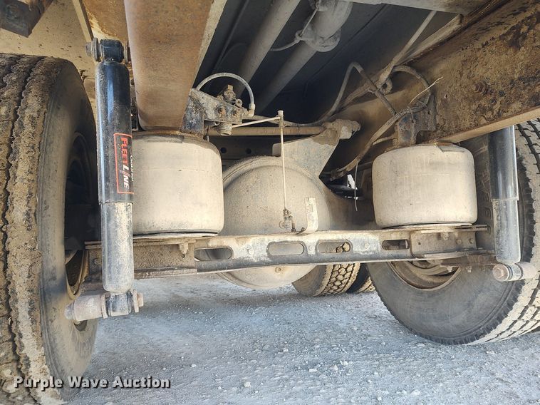 image for item DO3832 1994 International 8200  tank truck