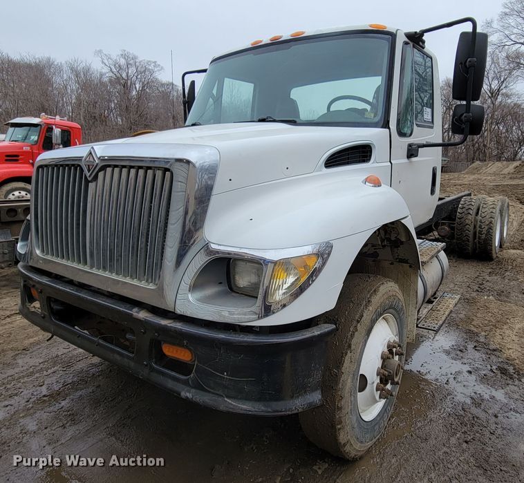 image for item DO4198 2005 International 7400  truck cab and chassis