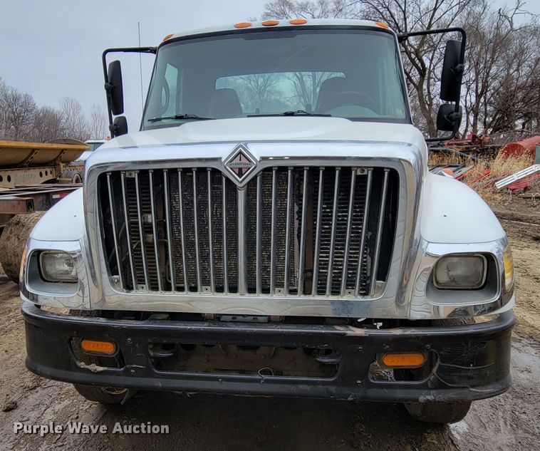 image for item DO4198 2005 International 7400  truck cab and chassis