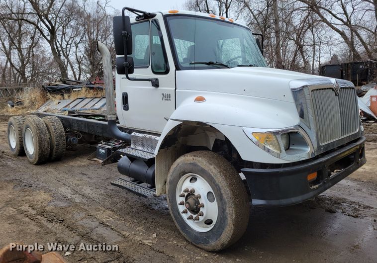 image for item DO4198 2005 International 7400  truck cab and chassis