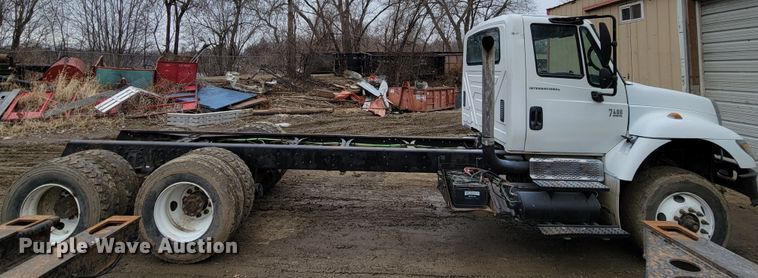 image for item DO4198 2005 International 7400  truck cab and chassis