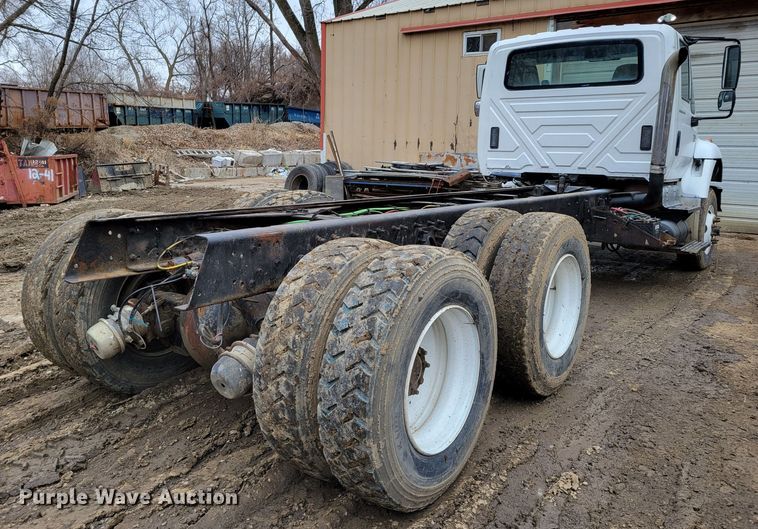 image for item DO4198 2005 International 7400  truck cab and chassis