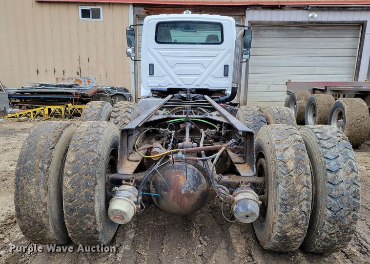 image for item DO4198 2005 International 7400  truck cab and chassis