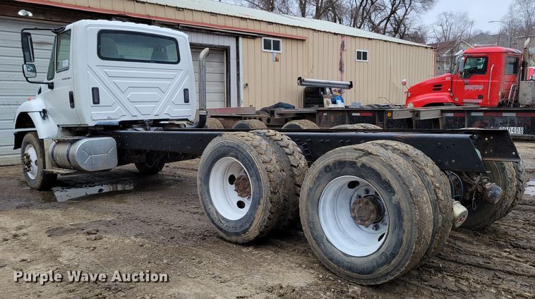 image for item DO4198 2005 International 7400  truck cab and chassis