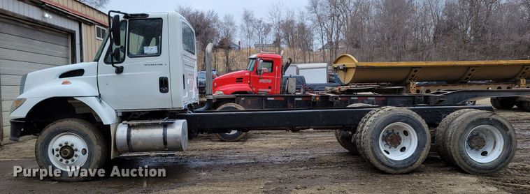 image for item DO4198 2005 International 7400  truck cab and chassis