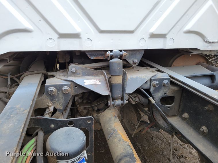 image for item DO4198 2005 International 7400  truck cab and chassis