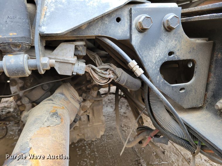 image for item DO4198 2005 International 7400  truck cab and chassis