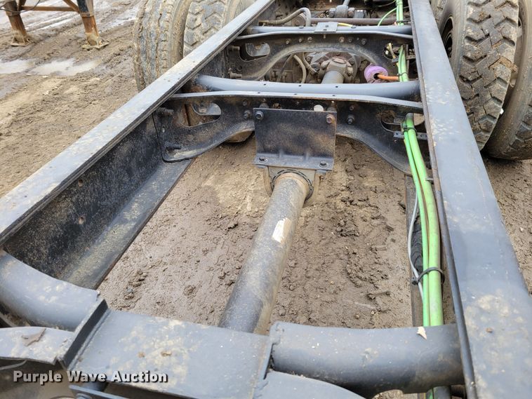 image for item DO4198 2005 International 7400  truck cab and chassis