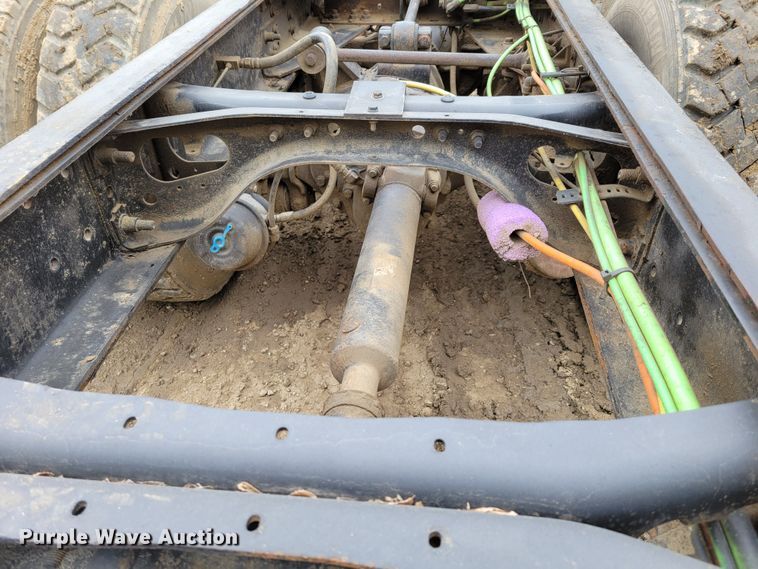 image for item DO4198 2005 International 7400  truck cab and chassis