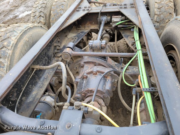 image for item DO4198 2005 International 7400  truck cab and chassis