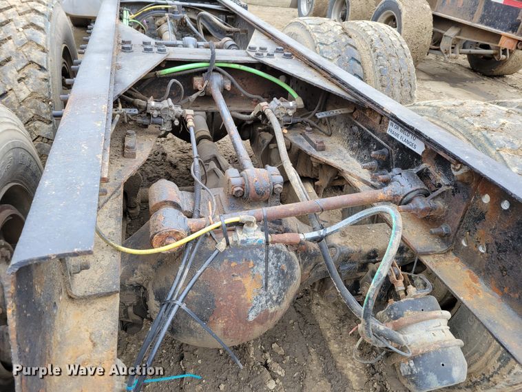 image for item DO4198 2005 International 7400  truck cab and chassis