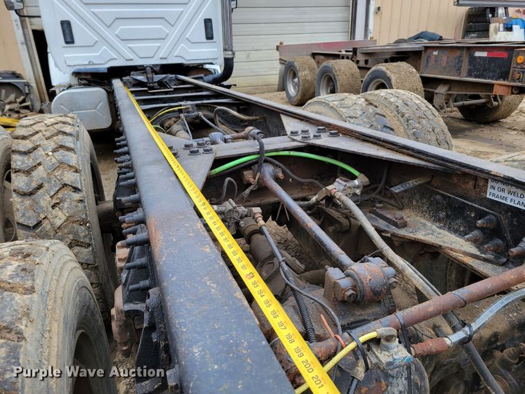 image for item DO4198 2005 International 7400  truck cab and chassis