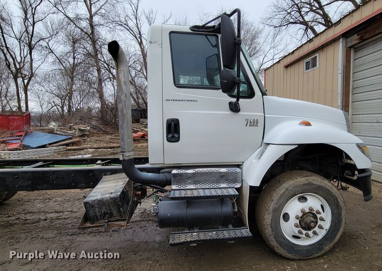 image for item DO4198 2005 International 7400  truck cab and chassis