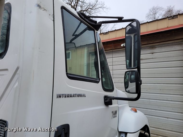 image for item DO4198 2005 International 7400  truck cab and chassis