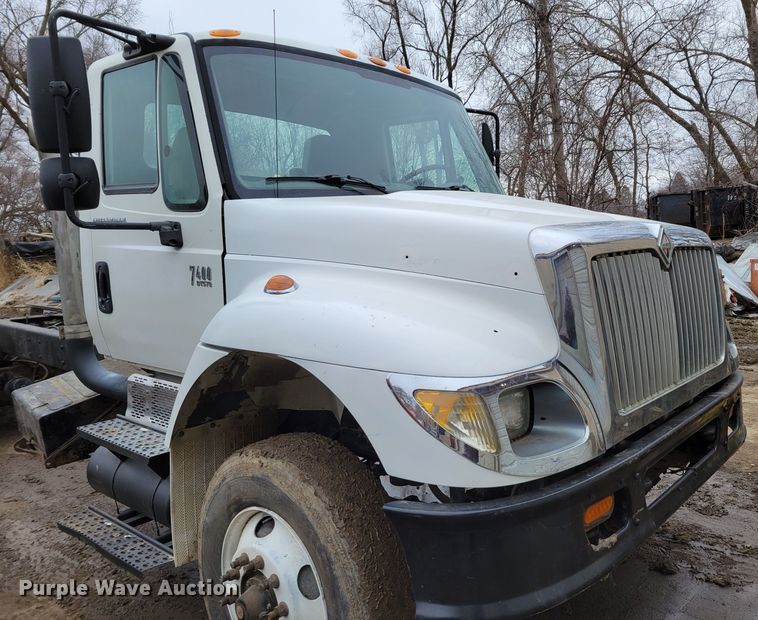 image for item DO4198 2005 International 7400  truck cab and chassis