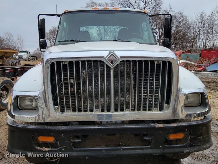 image for item DO4198 2005 International 7400  truck cab and chassis