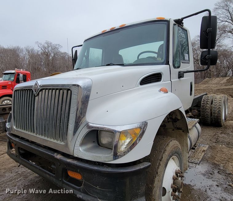 image for item DO4198 2005 International 7400  truck cab and chassis