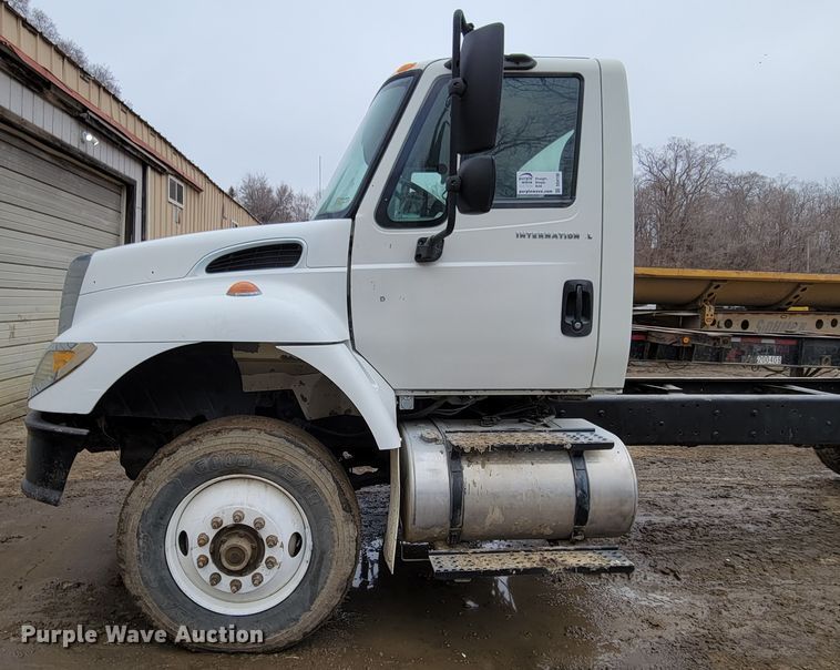 image for item DO4198 2005 International 7400  truck cab and chassis