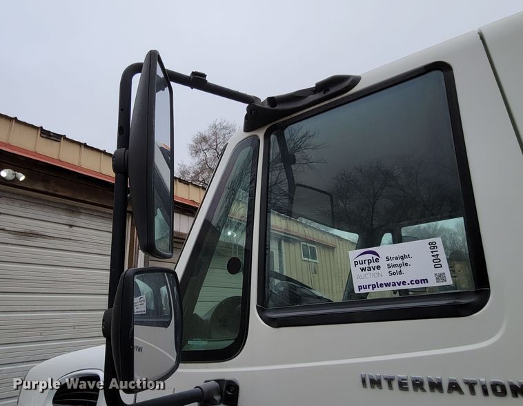 image for item DO4198 2005 International 7400  truck cab and chassis