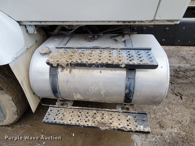 image for item DO4198 2005 International 7400  truck cab and chassis