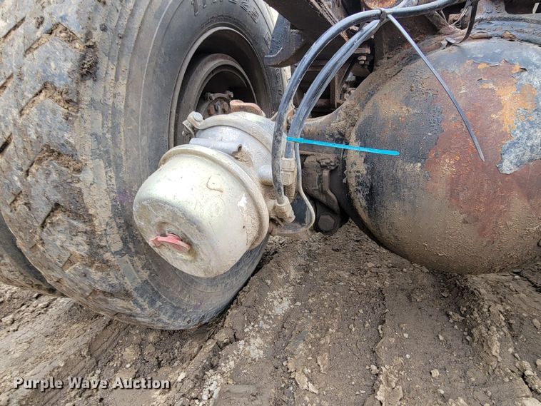 image for item DO4198 2005 International 7400  truck cab and chassis