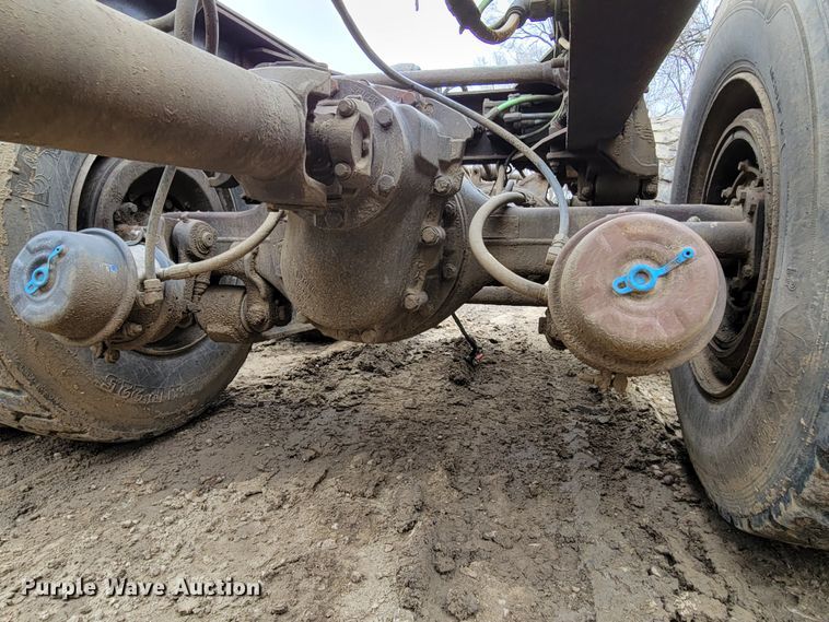 image for item DO4198 2005 International 7400  truck cab and chassis