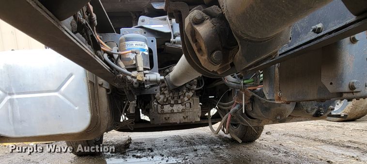 image for item DO4198 2005 International 7400  truck cab and chassis