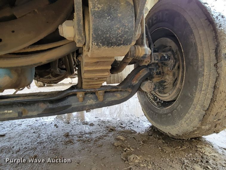 image for item DO4198 2005 International 7400  truck cab and chassis