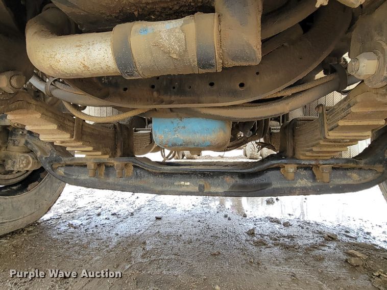 image for item DO4198 2005 International 7400  truck cab and chassis