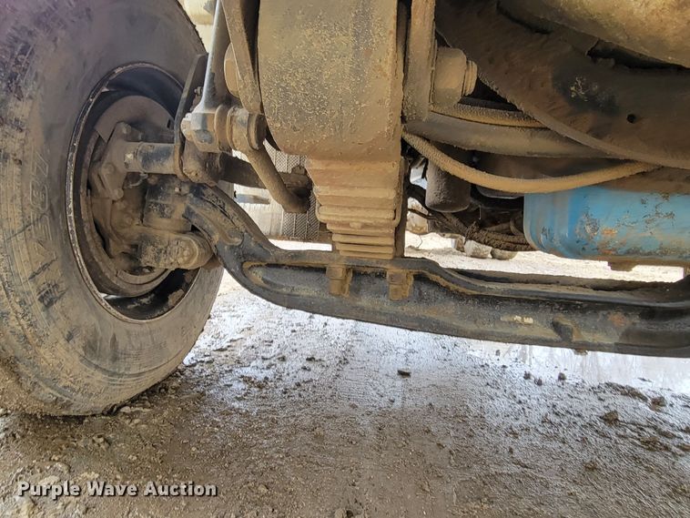 image for item DO4198 2005 International 7400  truck cab and chassis