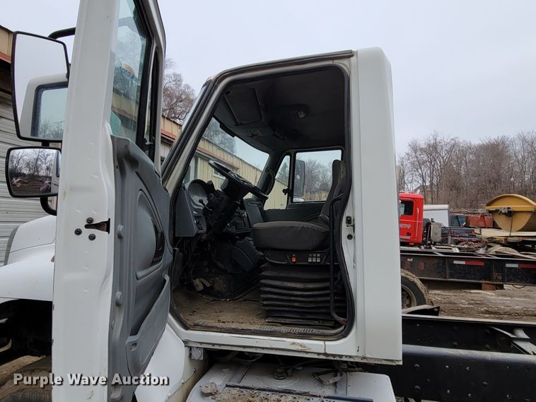 image for item DO4198 2005 International 7400  truck cab and chassis