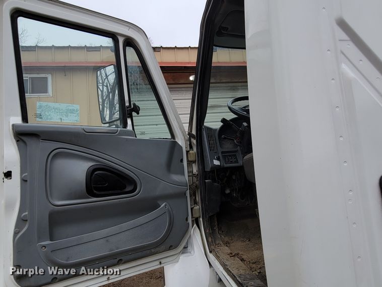 image for item DO4198 2005 International 7400  truck cab and chassis