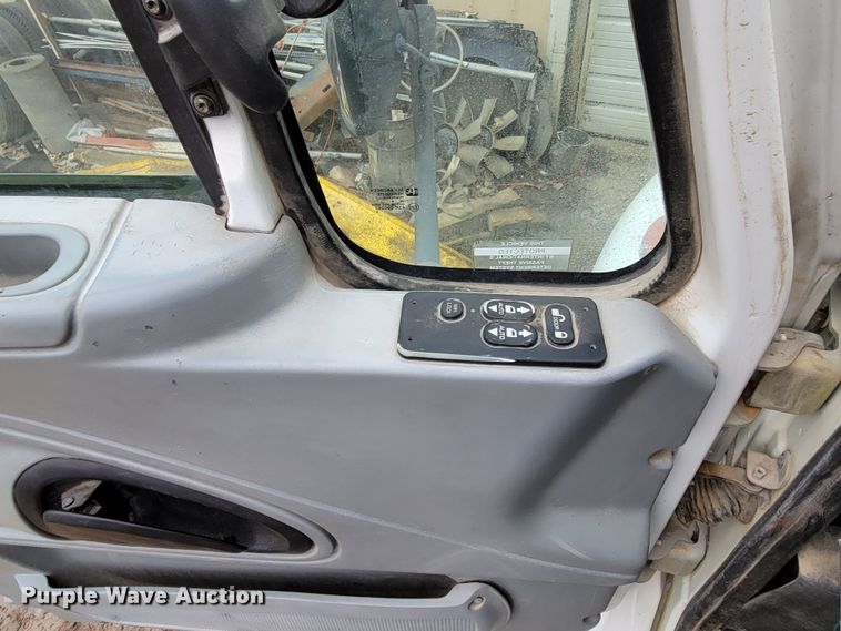 image for item DO4198 2005 International 7400  truck cab and chassis