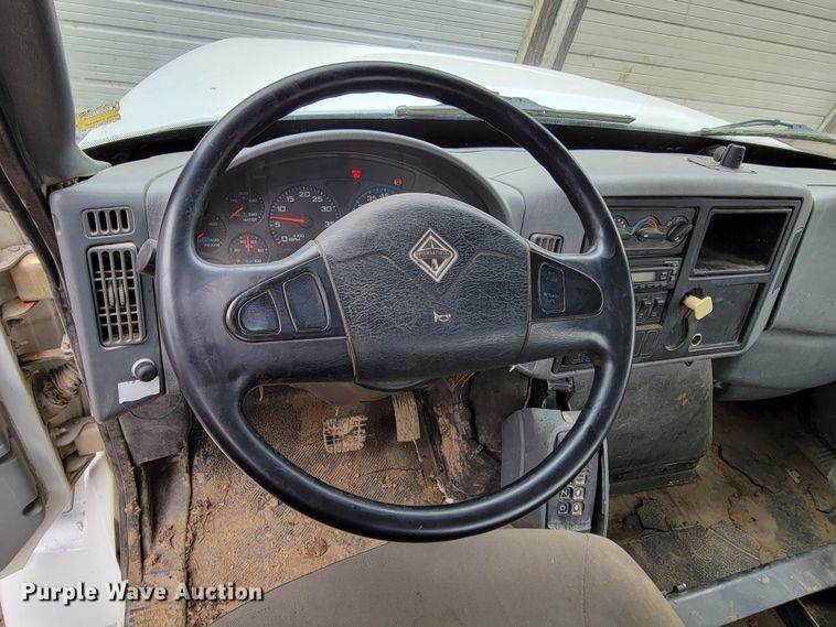 image for item DO4198 2005 International 7400  truck cab and chassis