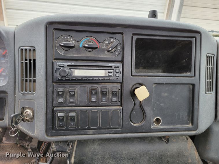 image for item DO4198 2005 International 7400  truck cab and chassis