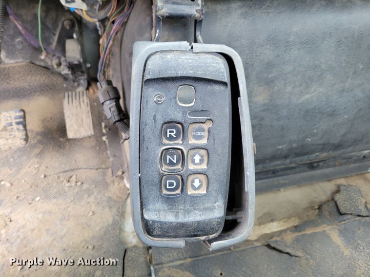 image for item DO4198 2005 International 7400  truck cab and chassis