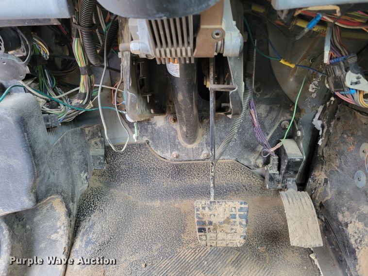 image for item DO4198 2005 International 7400  truck cab and chassis