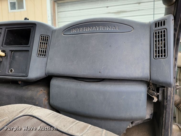 image for item DO4198 2005 International 7400  truck cab and chassis