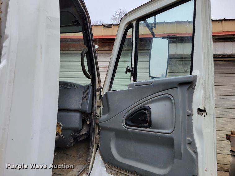 image for item DO4198 2005 International 7400  truck cab and chassis