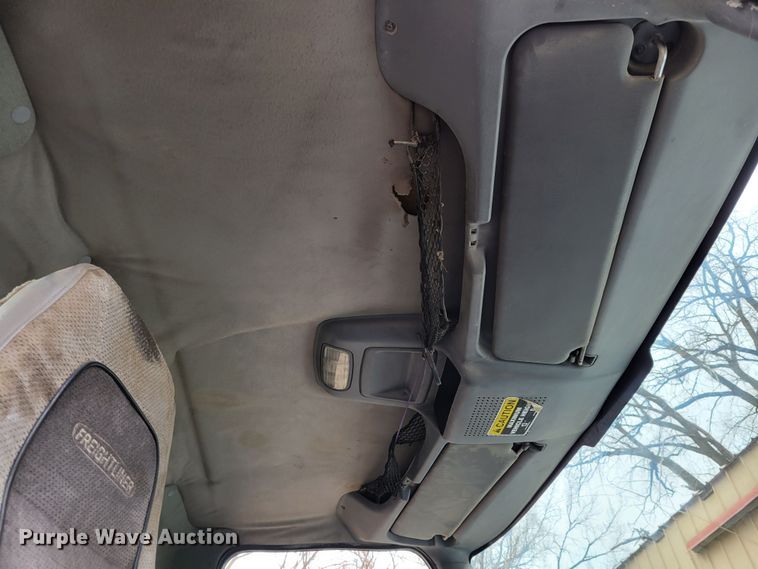 image for item DO4198 2005 International 7400  truck cab and chassis