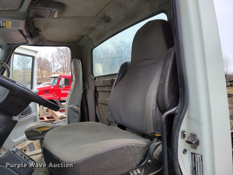 image for item DO4198 2005 International 7400  truck cab and chassis