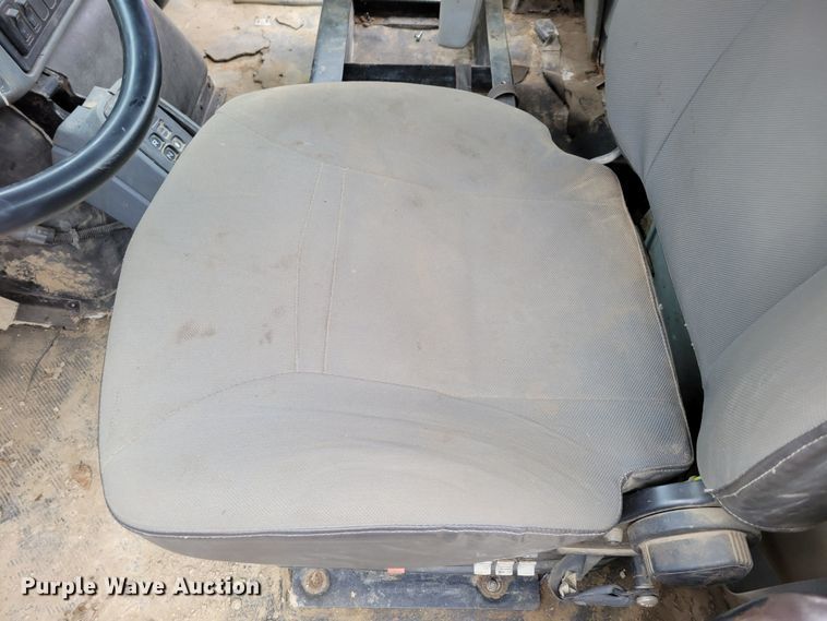 image for item DO4198 2005 International 7400  truck cab and chassis