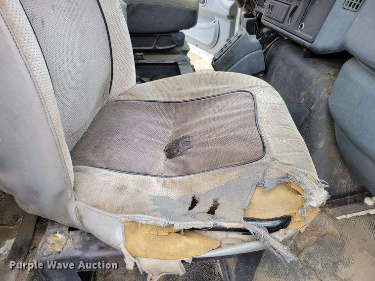 image for item DO4198 2005 International 7400  truck cab and chassis