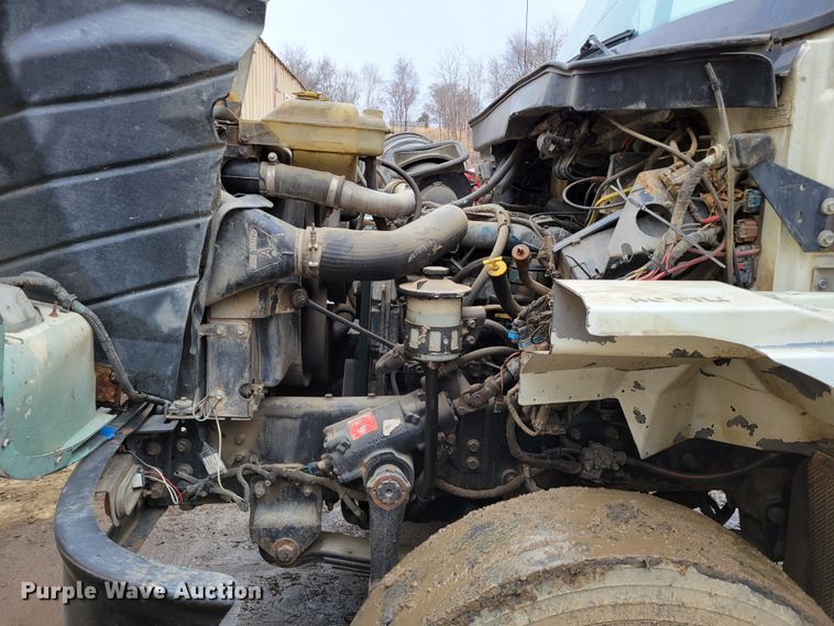 image for item DO4198 2005 International 7400  truck cab and chassis