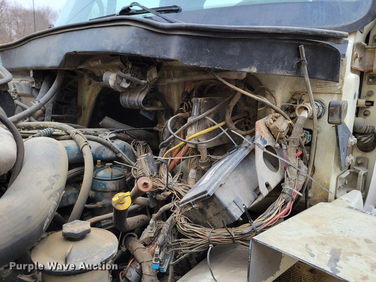 image for item DO4198 2005 International 7400  truck cab and chassis