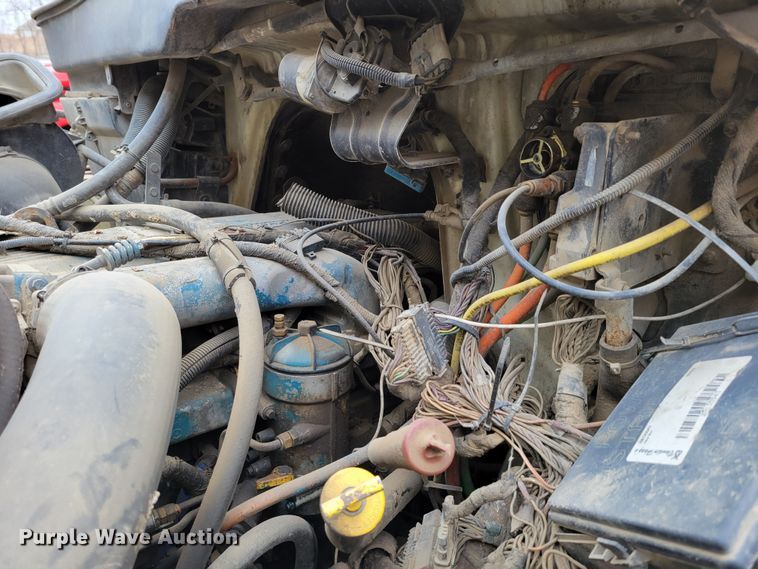 image for item DO4198 2005 International 7400  truck cab and chassis