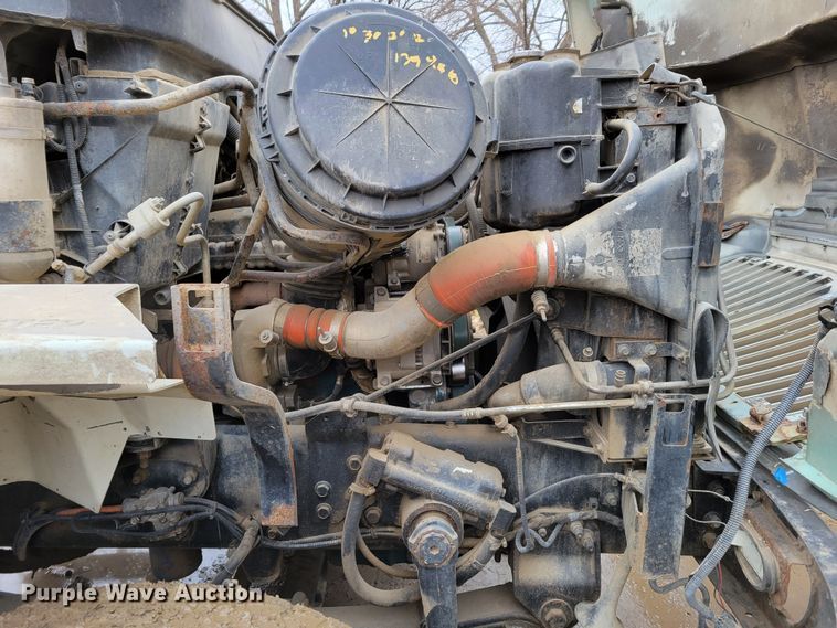 image for item DO4198 2005 International 7400  truck cab and chassis